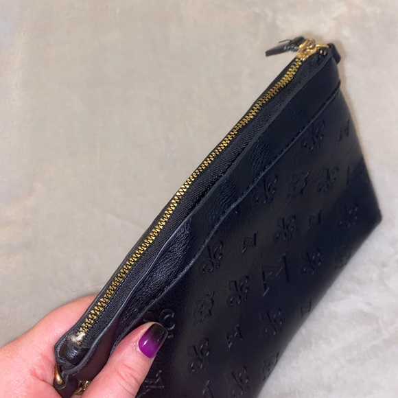 ♥️ Adrienne Vittadini Embossed Black Handbag with Gold Chain - Picture 5 of 8